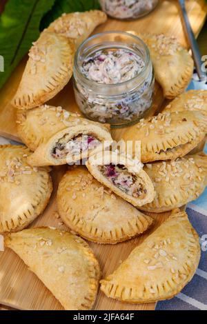 Cuisine souabe, Kraepfle Krapfen copieux avec sorrel, croissants fourrés, croquant salé, hors du four, cuire, pâtisserie, végétarien Banque D'Images