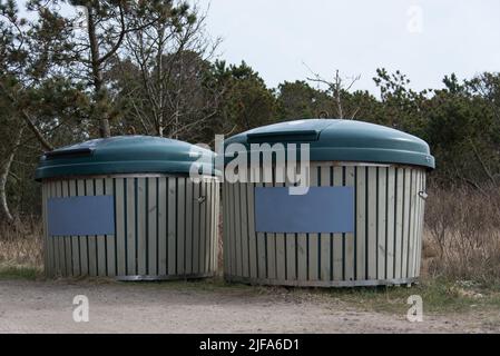 Deux grands conteneurs de recyclage avec des panneaux bleus-gris vides Banque D'Images