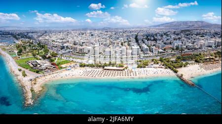 Vue aérienne sur la mer turquoise à Kalamaki Beach, au sud d'Athènes Banque D'Images