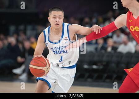 Melbourne, Australie. 01st juillet 2022. Yu-Wei Chen (L) de l'équipe de basket-ball du Taipei chinois vu en action lors du match de qualification de la coupe du monde de la FIBA entre le Taipei chinois et la Chine qui s'est tenu à l'arène John Cain. (Note finale Chine 94:58 Taipei chinois) (photo par Luis Veniegra/SOPA Images/Sipa USA) crédit: SIPA USA/Alay Live News Banque D'Images