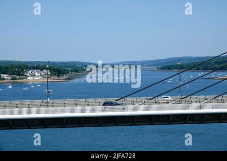 Vue du pont Albert-Louppe au pont de l'Iroise N165, qui relie Plougastel-Daoulas à Brest et qui traverse la rivière Elorn, qui Banque D'Images