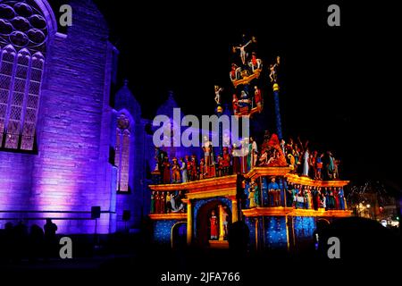 Projections de la lumière de Noël sur le Calvaire de Plougastel-Daoulas à côté de l'église Saint Pierre, les projections simulent la couleur originale Banque D'Images