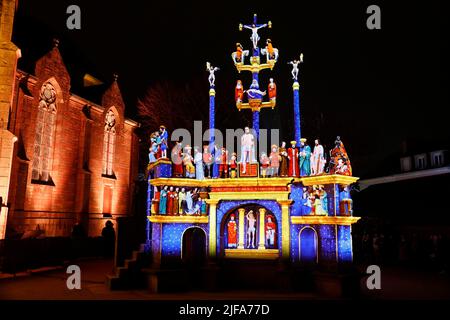 Projections de la lumière de Noël sur le Calvaire de Plougastel-Daoulas à côté de l'église Saint Pierre, les projections simulent la couleur originale Banque D'Images