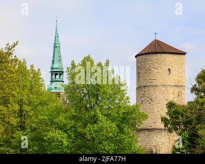 Tour de la muraille de la ville et tour de la Kreuzkirche, capitale de l'État Hanovre, Basse-Saxe, Allemagne Banque D'Images