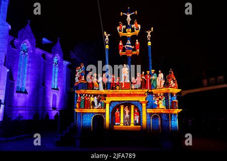 Projections de la lumière de Noël sur le Calvaire de Plougastel-Daoulas à côté de l'église Saint Pierre, les projections simulent la couleur originale Banque D'Images