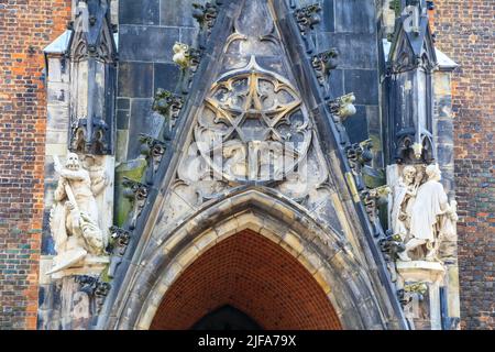 Portail principal de l'église du marché protestant-luthérien de Saint-Georgii et Jacobi dans le style gothique, capitale de l'État Hanovre, Basse-Saxe, Allemagne Banque D'Images