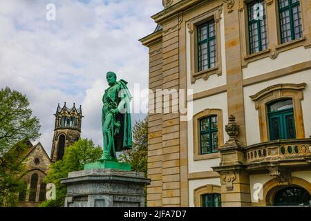 Statue en bronze de Carl von Alten devant les Archives d'État de Basse-Saxe, Église protestante réformée à l'arrière, capitale de l'État Hanovre, Basse-Saxe Banque D'Images