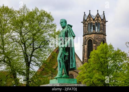 Statue en bronze de Carl von Alten devant les Archives d'État de Basse-Saxe, Église protestante réformée à l'arrière, capitale de l'État Hanovre, Basse-Saxe Banque D'Images