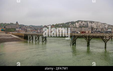 Village côtier du Treport à l'embouchure de la Bresle sur la Manche avec la plus haute falaise de craie d'Europe et l'église Saint-Jacques Banque D'Images