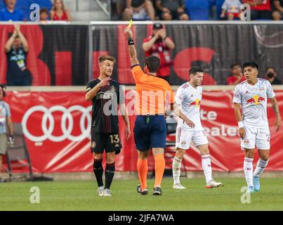 Harrison, NJ, États-Unis. 30th juin 2022. Une carte jaune est remise au milieu de terrain d'Atlanta United Amar SejdiÄ (13) lors d'un match MLS entre l'Atlanta United FC et les Red Bulls de New York à Red Bull Arena à Harrison, NJ. New York a battu Atlanta 2-1. Mike Langish/Cal Sport Media. Crédit : csm/Alay Live News Banque D'Images