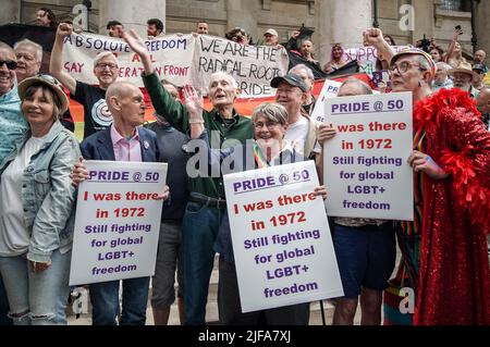 Londres, Royaume-Uni. 1st juillet 2022. UK Pride 50th anniversaire. Dirigée par des vétérans âgés du Front de libération gay (GLF) (en photo) qui ont organisé et défilé dans la première Pride 1972, la marche retrace le parcours exact pris il y a 50 ans - Charing Cross et Oxford Street à Hyde Park. Cette Marche de la fierté menée par les anciens combattants en 1972 a l'intention de revenir aux racines de la fierté, à la fois une célébration et une protestation pour les droits LGBT, avec des demandes pour la libération LGBT au Royaume-Uni et dans le monde entier. Credit: Guy Corbishley/Alamy Live News Banque D'Images