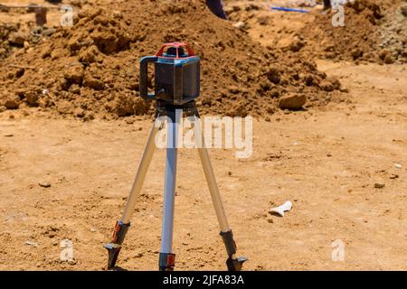 Le laser rotatif de nivellement à l'équipement de mesure de construction est utilisé par l'entrepreneur sur le chantier de construction Banque D'Images