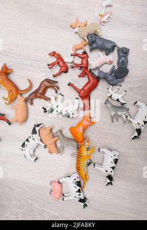 Les jouets sont des animaux différents pour jouer dans la chambre des enfants Banque D'Images