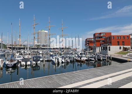 Hôtel Maritim, marina, musée voilier Passat, bâtiments modernes, Priwall, Travemuende, Luebeck, Schleswig-Holstein, Allemagne Banque D'Images