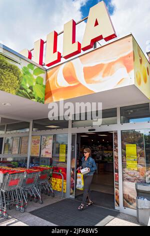 Femme quittant le supermarché Billa Banque D'Images