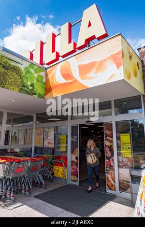 Femme quittant le supermarché Billa Banque D'Images