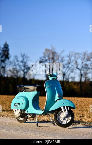 Vespa V 50, N, R, L, 50cc, Mobylette, scooter, Vespa, Piaggio, mobylette, turquoise, vert, vintage, route de terre, route, Nature, paysage, Freising, Bavière Banque D'Images