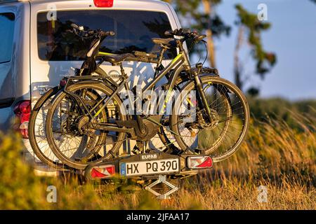 Porte-vélos sur voiture, porte-bagages, transport de deux vélos électroniques, île de Gotland, Suède Banque D'Images