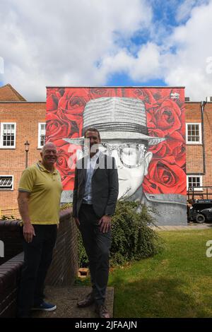 Watford, Royaume-Uni, 1st juillet 2022, la fresque de Sir Elton John a été dévoilée par le maire de Watford, Peter Taylor, et Cllr Stephen Giles-Medhurst. La fresque a été créée par Murmuros devant les concerts d’Elton John à Vicarage Road. , Andrew Lalchan Photography/Alamy Live News Banque D'Images