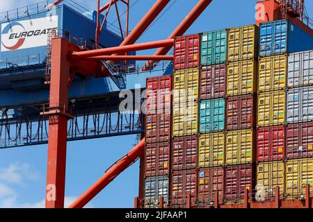 Chargement de conteneurs sur un navire à conteneurs au terminal des conteneurs Eurogate dans le port de Hambourg, Hambourg, Allemagne Banque D'Images