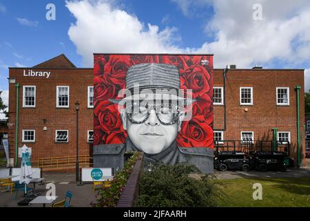 Watford, Royaume-Uni, 1st juillet 2022, la fresque de Sir Elton John a révélé aujourd'hui. La fresque a été créée par Murmuros devant les concerts d’Elton John à Vicarage Road. , Andrew Lalchan Photography/Alamy Live News Banque D'Images