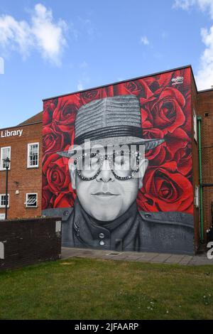 Watford, Royaume-Uni, 1st juillet 2022, la fresque de Sir Elton John a révélé aujourd'hui. La fresque a été créée par Murmuros devant les concerts d’Elton John à Vicarage Road. , Andrew Lalchan Photography/Alamy Live News Banque D'Images