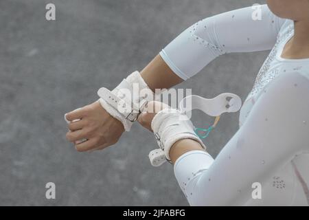 Bracelets ou protecteurs pour la gymnastique ou la compétition de gymnastique. Addons de protection blancs pour poignets ou paumes utilisés pour la compétition en gymnastique. Banque D'Images