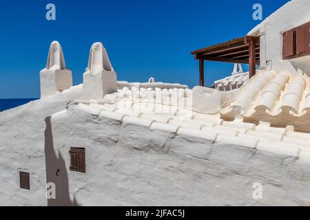 Minorque, Espagne - 23 juin 2022 : maisons blanches bien conservées de la vieille ville de Binibeca Banque D'Images