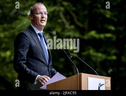 2022-07-01 13:53:59 AMSTERDAM - Klaas Knot, président de la Nederlandsche Bank, au Monument national de l'esclavage passé, pendant la commémoration nationale du passé de l'esclavage hollandais. Au 1 juillet 1863, l'esclavage a été aboli par la loi au Suriname et dans la partie du Royaume des Caraïbes. ANP KOEN VAN WEEL pays-bas hors - belgique hors Banque D'Images