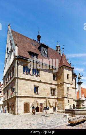 Ancienne mairie, construite 1470, 1476, horloge, gothique, Fontaine Schwepppermann avec figure chevalier sur colonne, construite en 1548 ou 1549, parasol, banc, marché Banque D'Images