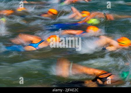 Les nageurs participent au Stadttriathlon 27th à Erding, en Bavière, en Allemagne Banque D'Images