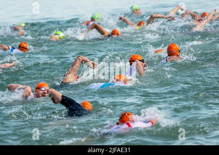 Les nageurs participent au Stadttriathlon 27th à Erding, en Bavière, en Allemagne Banque D'Images