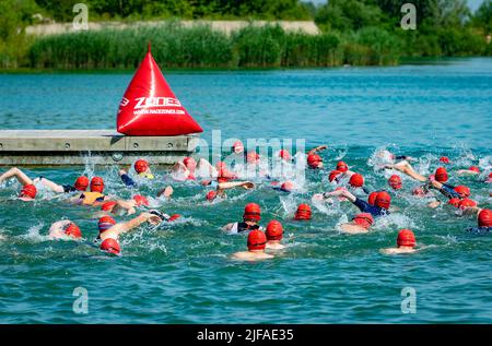 Nageurs à la discipline START au Stadttriathlon 27th à Erding, Bavière, Allemagne Banque D'Images