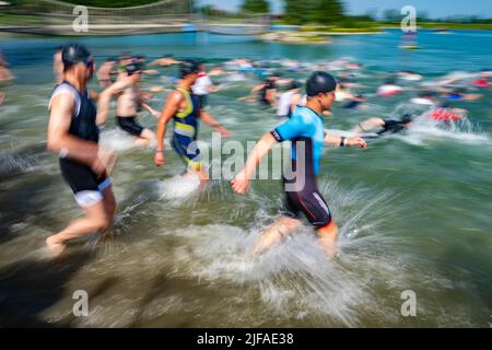 Nageurs à la discipline START au Stadttriathlon 27th à Erding, Bavière, Allemagne Banque D'Images