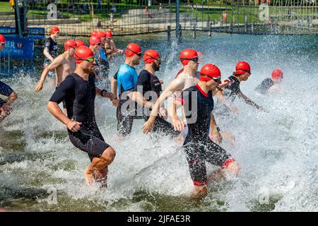 Nageurs à la discipline START au Stadttriathlon 27th à Erding, Bavière, Allemagne Banque D'Images