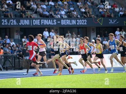 Vedette, foule, champ, action, derrière elle LA DM lettering, de gauche à droite Mohamed MOHUMED (LG Olympia Dortmund), BARTELSMEYER Amos (Eintracht Frankfurt), FEIST Maximilian (LG Olympia Dortmund), BENITZ Timo (LG farbtex Nordschwarzwald), SLUKA Maximilian (TV Wattenssid 2022 final Athletics), 1500m hommes de 26 juin 2022 De 25 juin à - 06/26/2022 à Berlin/Allemagne. ÃÂ Banque D'Images