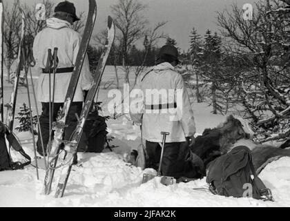 Exercice d'hiver dans des paysages de montagne avec des conscrits du régiment I 21 de Västernorrland, Sollefteå. Exercice d'hiver dans des paysages de montagne avec des conscrits du régiment I 21 de Västernorrland, Sollefteå. La photo est venue par le projet de collection du Musée de l'Armée de terre « l'identité de bûcherons et les souvenirs de matériaux. Le projet était le plus important projet de recherche et de collecte de fonds de l'histoire du Musée de l'Armée de terre. Le projet a commencé en 2011 à la lumière de l'abolition de l'obligation militaire générale en temps de paix l'année précédente. Le but était de documenter les souvenirs du devoir militaire avant qu'ils ne soient oubliés Banque D'Images