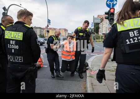 Berlin, Allemagne. 01st juillet 2022. Les activistes climatiques du mouvement Letzte Generation, dernière génération, ont bloqué plusieurs sorties d'autoroute de A100, Autobahn, à Berlin, Allemagne, sur 1 juillet, 2022, ce qui entraîne des bouchons de circulation. (Photo de Michael Kuenne/PRESSCOV/Sipa USA) crédit: SIPA USA/Alay Live News Banque D'Images