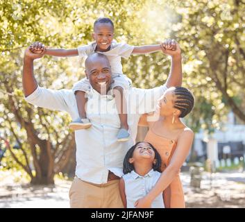 Portrait bonne famille afro-américaine de quatre passer du temps de qualité ensemble dans le parc pendant l'été. Liaison mère, père, fils et fille Banque D'Images