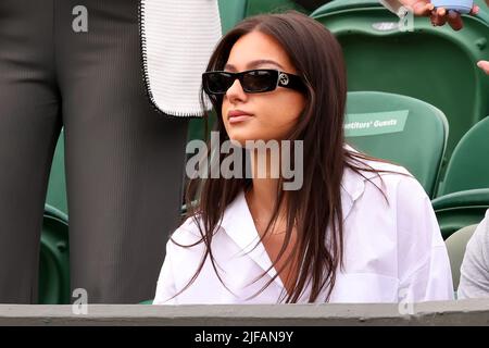 30th juin 2022, All England Lawn tennis and Croquet Club, Londres, Angleterre; tournoi de tennis de Wimbledon; Costeen Hatzi est dans le stand en soutien de Nick Kyrgios Banque D'Images