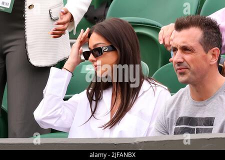 30th juin 2022, All England Lawn tennis and Croquet Club, Londres, Angleterre; tournoi de tennis de Wimbledon; Costeen Hatzi est dans le stand en soutien de Nick Kyrgios Banque D'Images