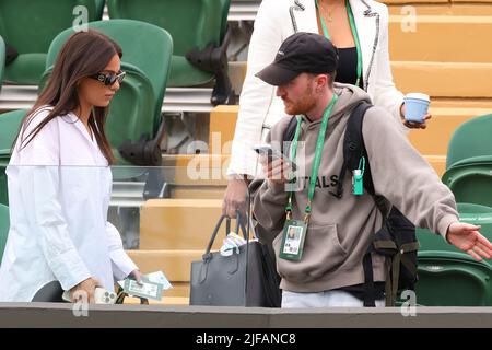 30th juin 2022, All England Lawn tennis and Croquet Club, Londres, Angleterre; tournoi de tennis de Wimbledon; Costeen Hatzi dans le stand en soutien de Nick Kyrgios Banque D'Images