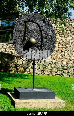 Fondation Maeght à St-Paul du-Vence Côte d'Azur une exposition d'art moderne et contemporain, dans un bâtiment du patrimoine artistique. Banque D'Images