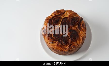 Kubaneh - pain juif yéménite, pain brioche - servi le matin à Shabbat, servi avec une sauce tomate écrasée et des œufs durs Banque D'Images