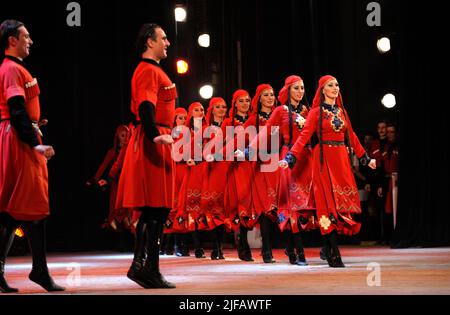 Des danseurs du célèbre ensemble de danse géorgien Rustavi se produisent sur scène. 18 mars 2017. Kiev, Ukraine Banque D'Images