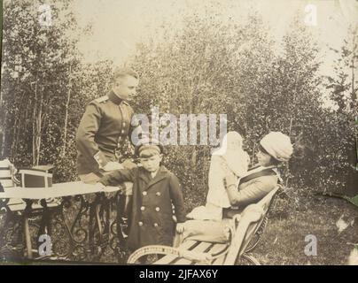 Albums photo contenant des photos de 1898-1915 illustrant la vie des soldats, y compris au régiment D'artillerie A 8 de Boden-Karlsborg, l'entraînement à l'école de tir de Rossersberg et à l'école de guerre. Parmi les images figurent des photographies de divers exercices de service sur le terrain et aussi des images avec des éléments plus civils. Banque D'Images