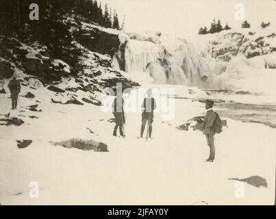 Tännforsen. Tännforsen. La photographie est incluse dans les albums contenant des photos du régiment de grenadiers de Vaxholm en 26 ans 1916-21. Les photos appartenaient au capitaine Allan Hasselrot. Banque D'Images