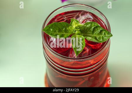 Thé aux fruits rouges fraîchement préparé sur table verte Banque D'Images