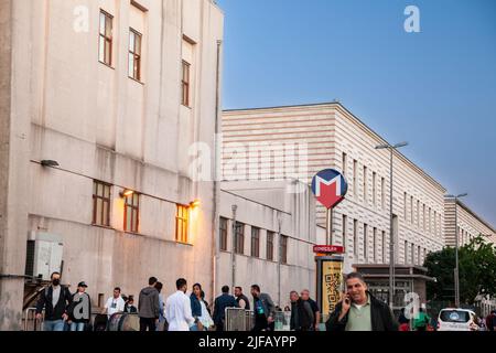 Photo d'un panneau avec le logo du métro d'Istanbul pris à la station venziciler à Istanbul, Turquie. Le métro d'Istanbul (métrosu d'Istanbul) est un TR rapide Banque D'Images