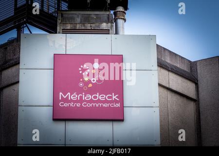 Photo d'un panneau avec le logo du centre commercial Meriadeck à Bordeaux, France. Mériadeck (anciennement CMK) est l'un des principaux centres commerciaux de Banque D'Images